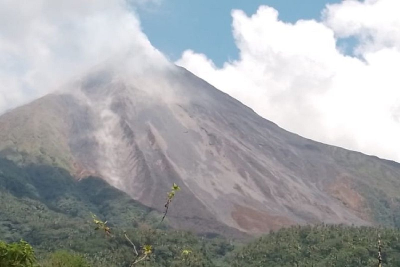 Gunung Karangetang Sulawesi Utara Erupsi, Masuk Status Waspada