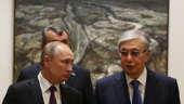 Kazakh President Kassym-Jomart Tokayev (R) talks to Russian President Vladimir Putin (L) while visiting the branch of the Hermitage Museum in Omsk, Russia, on November 7, 2019. Tokayev has rejected his Belarusian counterpart’s proposal to join the Russia-Belarus “Union State.”