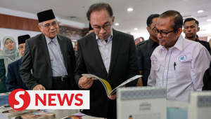 Prime Minister Datuk Seri Anwar Ibrahim said in an era dominated by digitalisation and artificial intelligence, aspects of civilisation such as language and literature should not be forgotten because they are the strength of society's values and morals.Anwar said in his keynote address when officiating the Fikrah Siddiq Fadzil seminar at Dewan Bahasa dan Pustaka (DBP), Kuala Lumpur on Tuesday (May 30). WATCH MORE: https://thestartv.com/c/newsSUBSCRIBE: https://cutt.ly/TheStarLIKE: https://fb.com/TheStarOnline