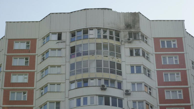Los restos de los drones cayeron sobre algunos de los altos edificios residenciales de Moscú, dañando sus fachadas y destruyendo algunas de sus ventanas.