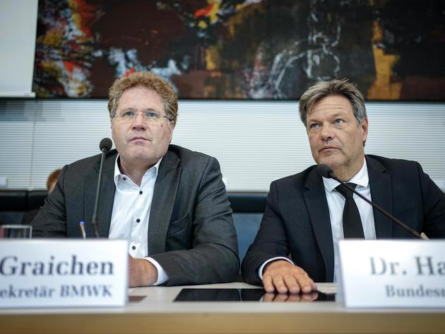 Wirtschaftsminister Robert Habeck (Grüne, r) gemeinsam mit seinem früheren Staatssekretär Patrick Graichen. 