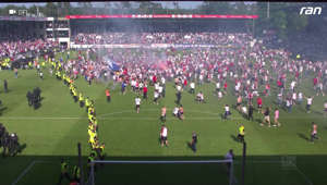 Moment: Stadionsprecher gratuliert zum HSV-Aufstieg