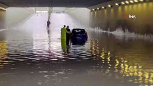 Başkentte köprü altında su baskınında aracıyla mahsur kalan vatandaş kurtarıldı