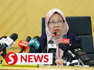 Health Minister Dr Zaliha Mustafa told a press conference on Tuesday that despite the increase in Covid-19 cases since the Hari Raya celebrations, the ministry will stick to its plan of reviewing the country’s transition to endemic status by next month.Read more at https://shorturl.at/eiCHVWATCH MORE: https://thestartv.com/c/newsSUBSCRIBE: https://cutt.ly/TheStarLIKE: https://fb.com/TheStarOnline