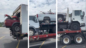 Convoy de camiones transporta vehículos en vehículos