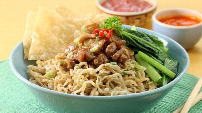 Ilustrasi bakmi ayam. Berikut ada rekomendasi tempat makan siang enak di Jakarta jual mi ayam. (Sajian Sedap)