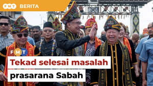 Kerajaan perpaduan tekad dalam menyelesaikan masalah prasarana, terutamanya di Sabah, dengan kadar segera, kata Perdana Menteri Anwar Ibrahim.Laporan Lanjut: https://www.freemalaysiatoday.com/category/bahasa/tempatan/2023/05/31/kerajaan-tekad-segera-selesai-masalah-prasarana-sabah-kata-pm/Read More: https://www.freemalaysiatoday.com/category/nation/2023/05/31/govt-determined-to-resolve-sabahs-woes-says-anwar/Free Malaysia Today is an independent, bi-lingual news portal with a focus on Malaysian current affairs. Subscribe to our channel - http://bit.ly/2Qo08ry ------------------------------------------------------------------------------------------------------------------------------------------------------Check us out at https://www.freemalaysiatoday.comFollow FMT on Facebook: http://bit.ly/2Rn6xEVFollow FMT on Dailymotion: https://bit.ly/2WGITHMFollow FMT on Twitter: http://bit.ly/2OCwH8a Follow FMT on Instagram: https://bit.ly/2OKJbc6Follow FMT on TikTok : https://bit.ly/3cpbWKKFollow FMT Telegram - https://bit.ly/2VUfOrvFollow FMT LinkedIn - https://bit.ly/3B1e8lNFollow FMT Lifestyle on Instagram: https://bit.ly/39dBDbe------------------------------------------------------------------------------------------------------------------------------------------------------Download FMT News App:Google Play – http://bit.ly/2YSuV46App Store – https://apple.co/2HNH7gZHuawei AppGallery - https://bit.ly/2D2OpNP#FMTNews #AnwarIbrahim #MasalahPrasaranaSabah #ProjekLebuhrayaPanBorneo