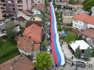 I manifestanti srotolano una mega bandiera della Serbia a Zvecan, in Kosovo