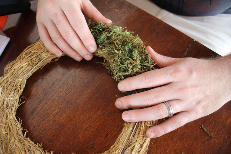 Make a DIY Preserved Moss Wreath in 5 Easy Steps