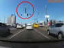 Missile russo cade tra le auto in mezzo alla strada trafficata di Kiev