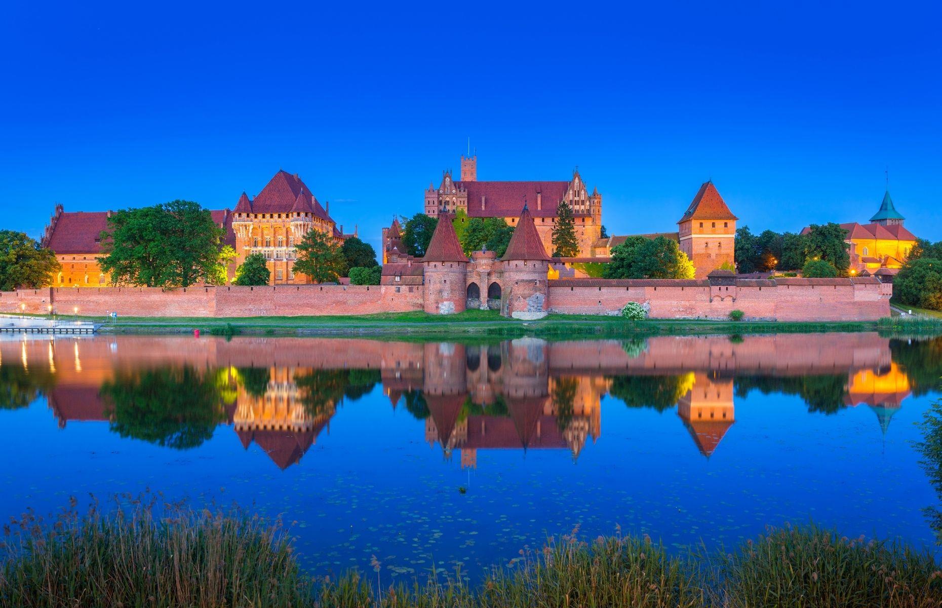 Explore the history of the world’s biggest castles