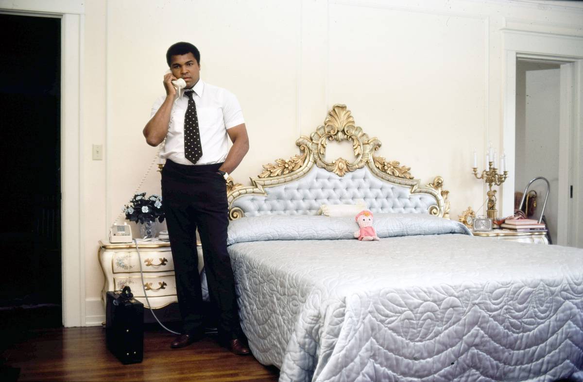 <p>Legendary boxer Muhammed Ali had a sprawling 9.5-bedroom Hancock Park mansion that sat on 1.5 acres of land. Here, Ali is pictured in one of the many bedrooms.</p> <p>The snap was taken hours before his big fight with Larry Holmes in 1980. Notably, there is a tiny pink stuffed animal on the notorious boxer's bed, probably for good luck!</p>
