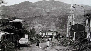 Eran las 15:23 horas de un día como hoy, 31 de mayo, pero de 1970, cuando un violento terremoto sacudió la región central de Los Andes en Perú.El sismo de magnitud 7,8 grados en la escala de Richter, fue demoledor: devastó el pueblo de Yungay ( 2.458 m.s.n.m ), perteneciente al departamento -hoy región- de Ancash, provocando en el acto la muerte de miles de personas, 20,000 desaparecidos, 157,245 heridos y 186,000 damnificados. 92 yungaínos sobrevivieron al violento movimiento telúrico, según el Instituto Nacional de Defensa Civil (INDECI).Tras 45 segundos, que parecieron una eternidad, la tierra dejó de temblar, pero la furia de la Naturaleza no se dio por satisfecha. Quería más.Minutos después, cuando la tragedia parecía haber amainado, sobrevino un alud de proporciones apocalípticas que sepultó la ciudad matando a todos sus pobladores.¿Qué había sucedido?La potencia del terremoto provocó que una parte del pico norte del nevado Huascarán (6.768 mts) se desprendiera cayendo verticalmente sobre pequeñas lagunas glaciares originando así una impresionante avalancha. Se calcula que las miles de toneladas de lodo, nieve y rocas, cual Marabunta, descendió hacia Yungay a una velocidad de 200 kilómetros por hora.YUNGAY DESAPARECE DEL MAPAY es así que en menos de tres minutos, cual gigantesco tsunami, la avalancha arrasó con lo poco que quedaba de este pintoresco pueblo asentado en las faldas de la Cordillera de los Andes.Los sobrevivientes del movimiento telúrico no fueron conscientes de lo que se les venía encima, hasta que fue demasiado tarde. No tuvieron tiempo de escapar.Se calcula que murieron 70 mil personas y 20 mil se dieron por desaparecidos.Hace dos años visité aquel pueblo del cual sólo quedaron unas cuantas palmeras, y alguno que otro vehículo que sobresale entre las toneladas de tierra que ese fatídico día sepulto a toda una población.Por esas cosas extrañas del destino, aquel día sólo se salvaron aquellas personas que fueron al cementerio a enterrar o visitar las tumbas de sus familiares.