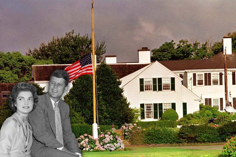 <p>The Kennedy compound is made up of 3 houses on 6 hectares of waterfront property in Cape Cod, Massachusetts. This address is undoubtedly one of the most famous houses in America. </p> <p>In 1960, John F. Kennedy turned the Hyannis home on the compound into a base for his successful presidential campaign. The Cape Cod compound even became known as the "summer White House" for the growing presidential family.</p>
