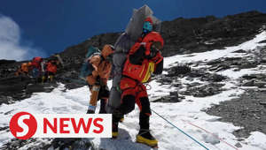 A Malaysian climber narrowly survived after a Nepali sherpa guide hauled him down from below the summit of Mount Everest in a "very rare" high altitude rescue, a government official said on Wednesday (May 13). Read more at https://tinyurl.com/2p978e23WATCH MORE: https://thestartv.com/c/newsSUBSCRIBE: https://cutt.ly/TheStarLIKE: https://fb.com/TheStarOnline