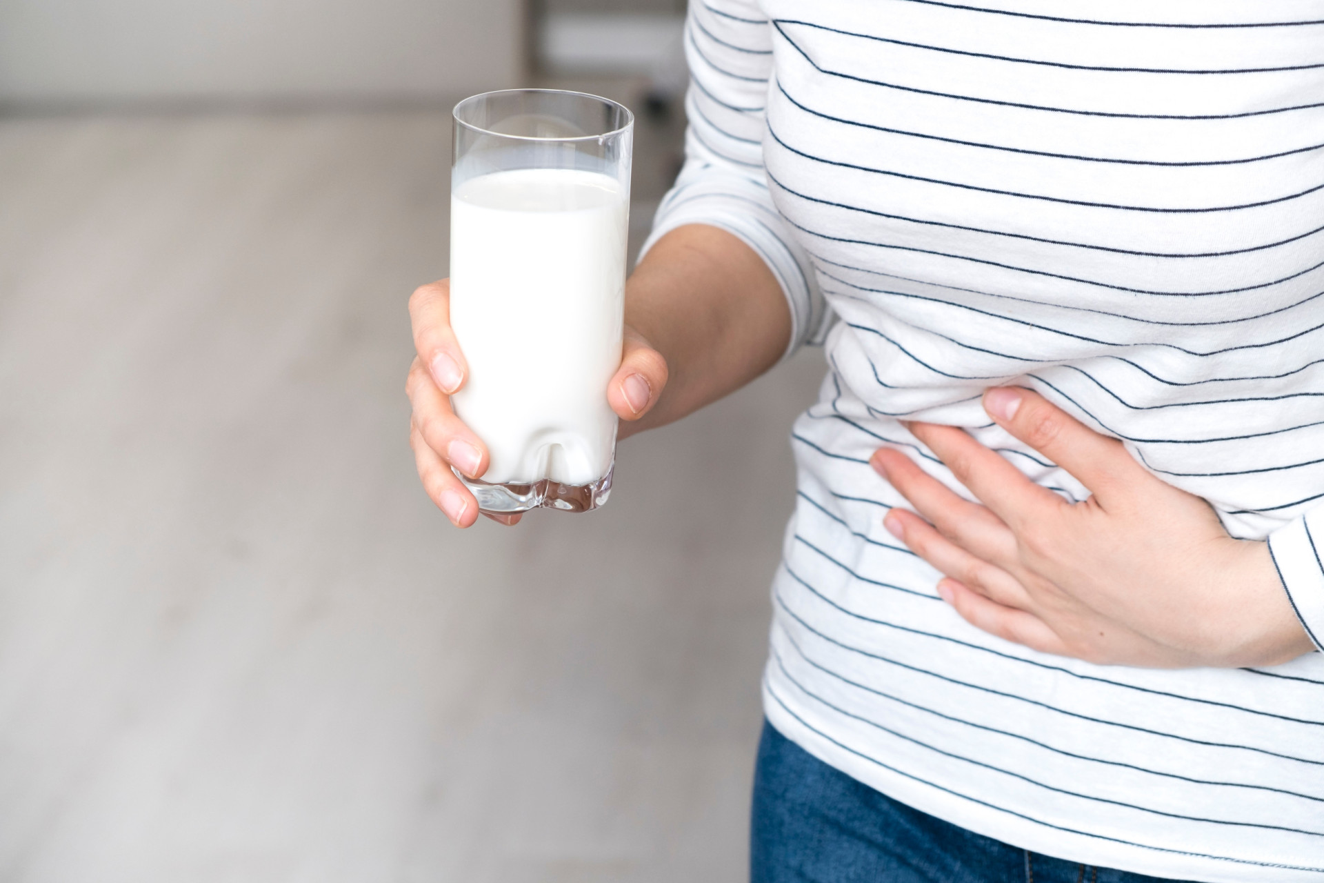 Прокисшее молоко пить. Непереносимость лактозы. Молоко. Непереносимость молока. Непереносимость лактозы молока это.