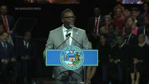 New Chicago Mayor Brandon Johnson takes oath, asks for unity