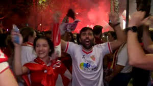 La afición del Sevilla sale a la calle para celebrar la copa después de una temporada muy complicada