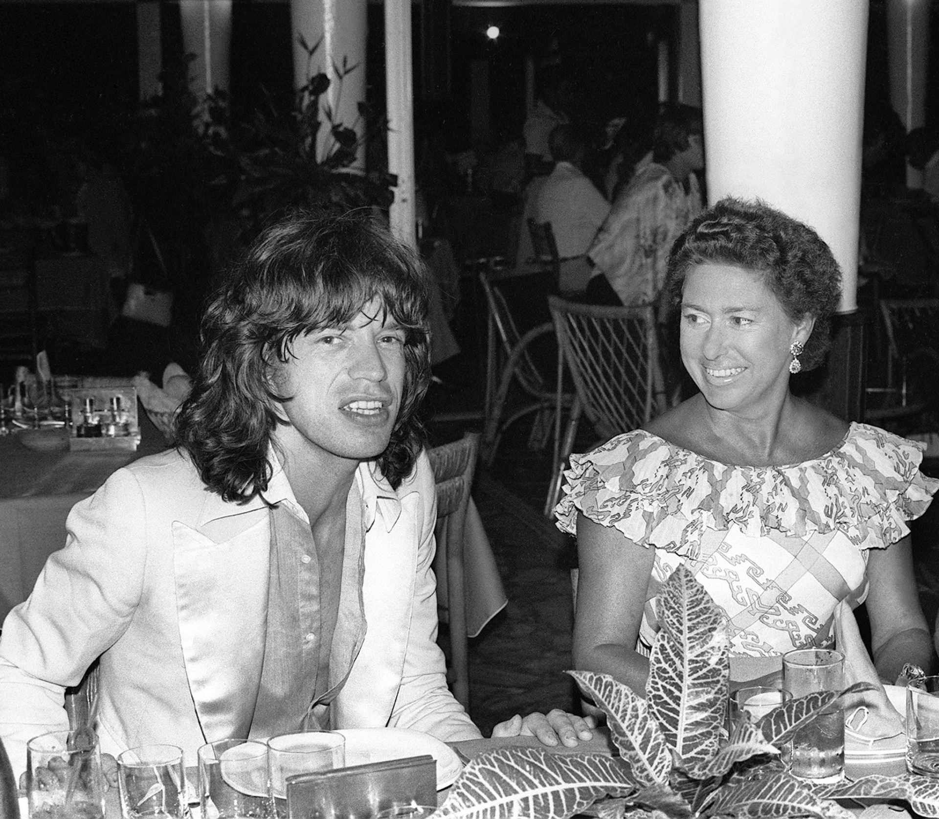 <p>La princesa acabó casándose con el fotógrafo Antony Armstrong-Jones en 1960. ¿Pero alguna vez le fue infiel? ¡La polémica está servida! Margarita y Mick Jagger, el vocalista de los Rolling Stones, eran amigos cercanos y se cree que tuvieron algo, pero solo es un rumor.</p>