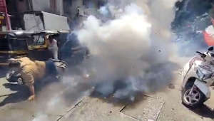 Motoneta incendiada accidentalmente por fuegos artificiales en India
