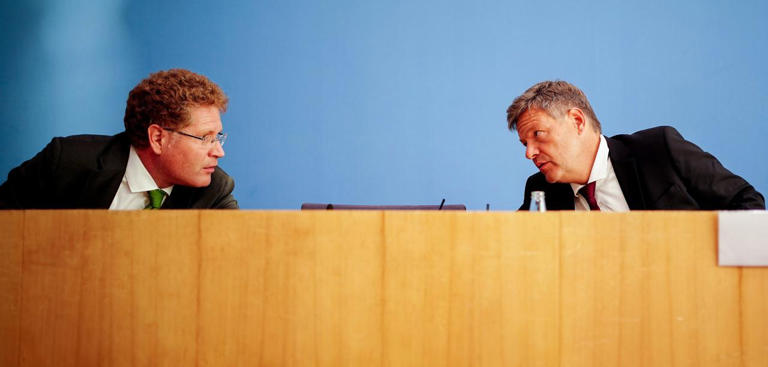 Robert Habeck und Patrick Graichen in der Bundespressekonferenz (Archivbild) dpa/Kay Nietfeld