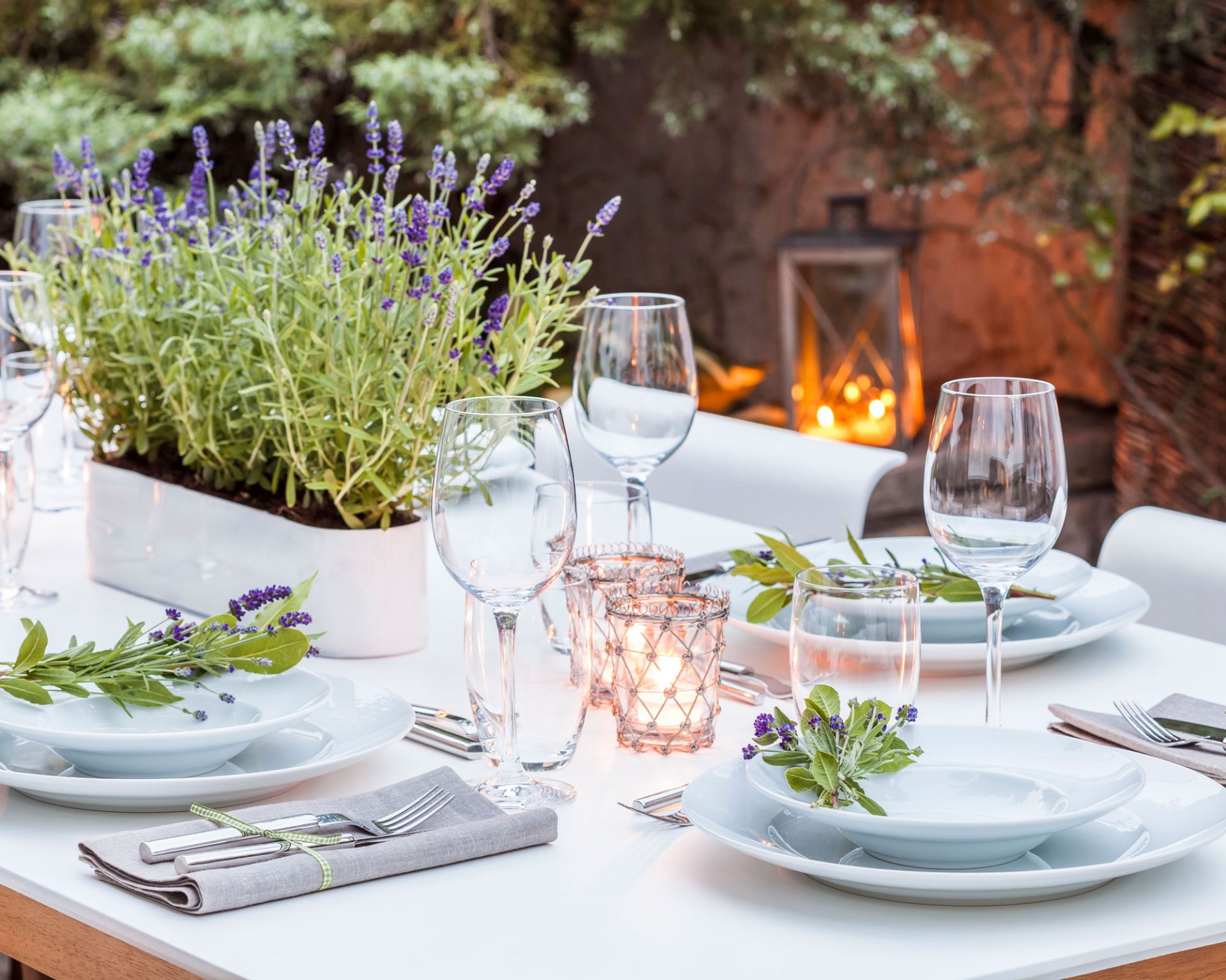 Outdoor table decorating ideas: 16 pretty looks for entertaining in the