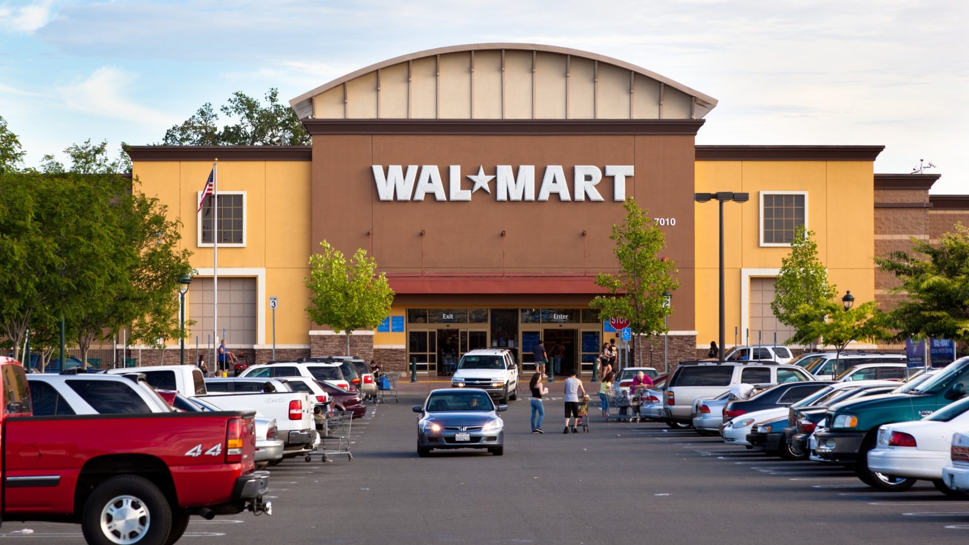 I Work at Walmart Here Are 8 Insider Secrets You Should Know