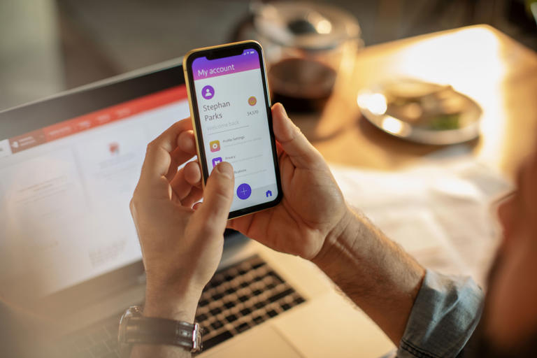 Los teléfonos celulares cuentan con la opción del desvío de llamadas desde hace tiempo, pero hay quienes dicen que se encuentra "escondida".