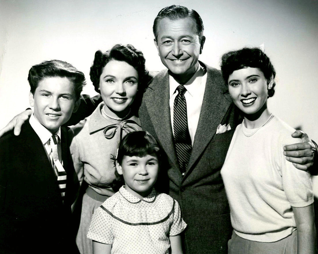 <p>For its first three seasons, <i>Father Knows Best</i> never skyrocketed in popularity. It didn't even crack Nielsen Ratings' Top 30 list. As the show aired seasons four, five, and six, its popularity slowly climbed the charts. Around season four, it ranked number 25; by the final season, it jumped to number six.</p> <p>Because <i>Father Knows Best</i> received its highest ratings near the end, the show continued to air through 1963. It played next to other hit shows such as <i>The Rifleman</i> and <i>The Jetsons</i>. Their remaining popularity is rare for a show, especially a sitcom.</p>