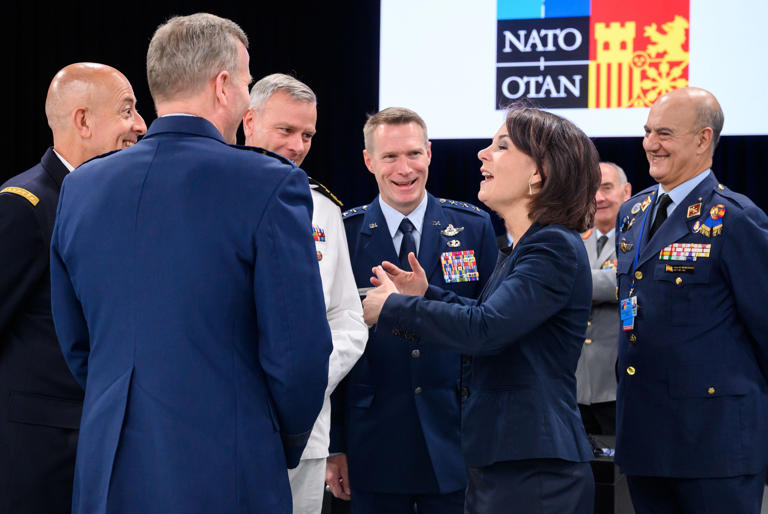 Außenministerin Annalena Baerbock (Grüne) unterhält sich beim NATO-Gipfel im Juni 2022 in Madrid mit den ranghöchsten NATO-Generälen. Das Bündnis bereitet sich auf das Schlimmste vor.