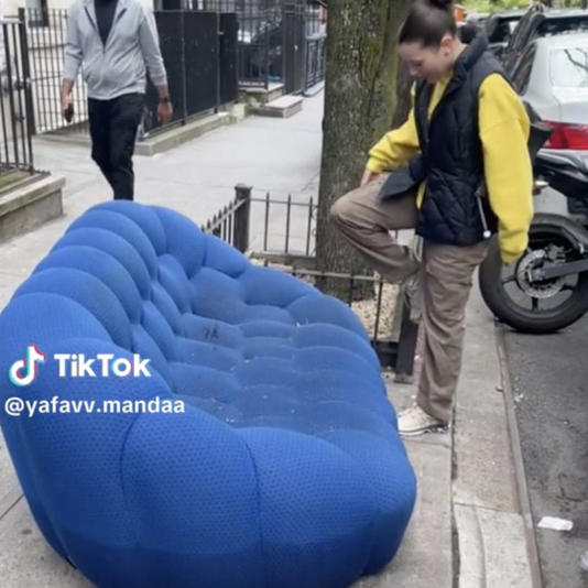 New York City-based Amanda Joy found a waterlogged blue couch that appeared to be her "her dream couch." yafavvmandaa/TikTok