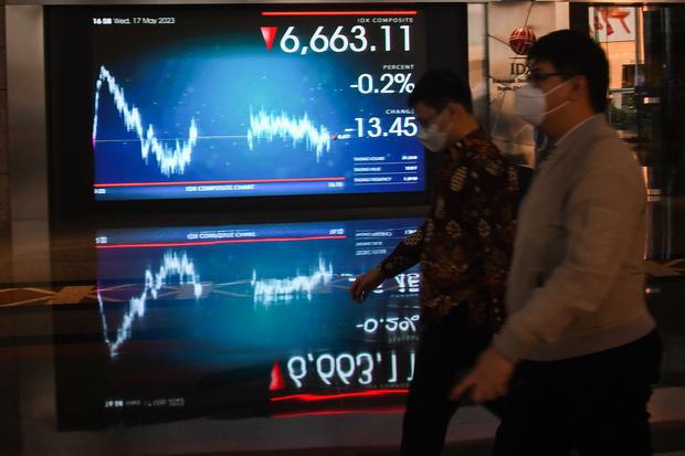 IHSG awal pekan tutup di zona merah, saham DSSA dan RATU lesu