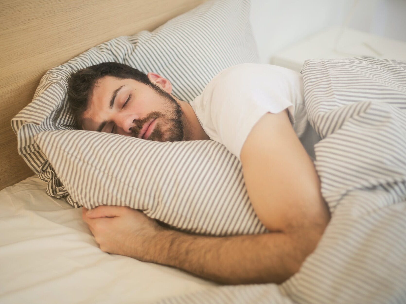 idealna pozycja do snu opracowana przez nasa. „zero grawitacji” pomaga też przy popularnych dolegliwościach