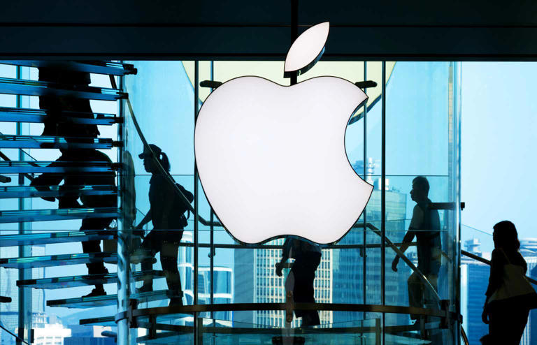 Apple shareholders greenlight executive pay, reject China proposal: report