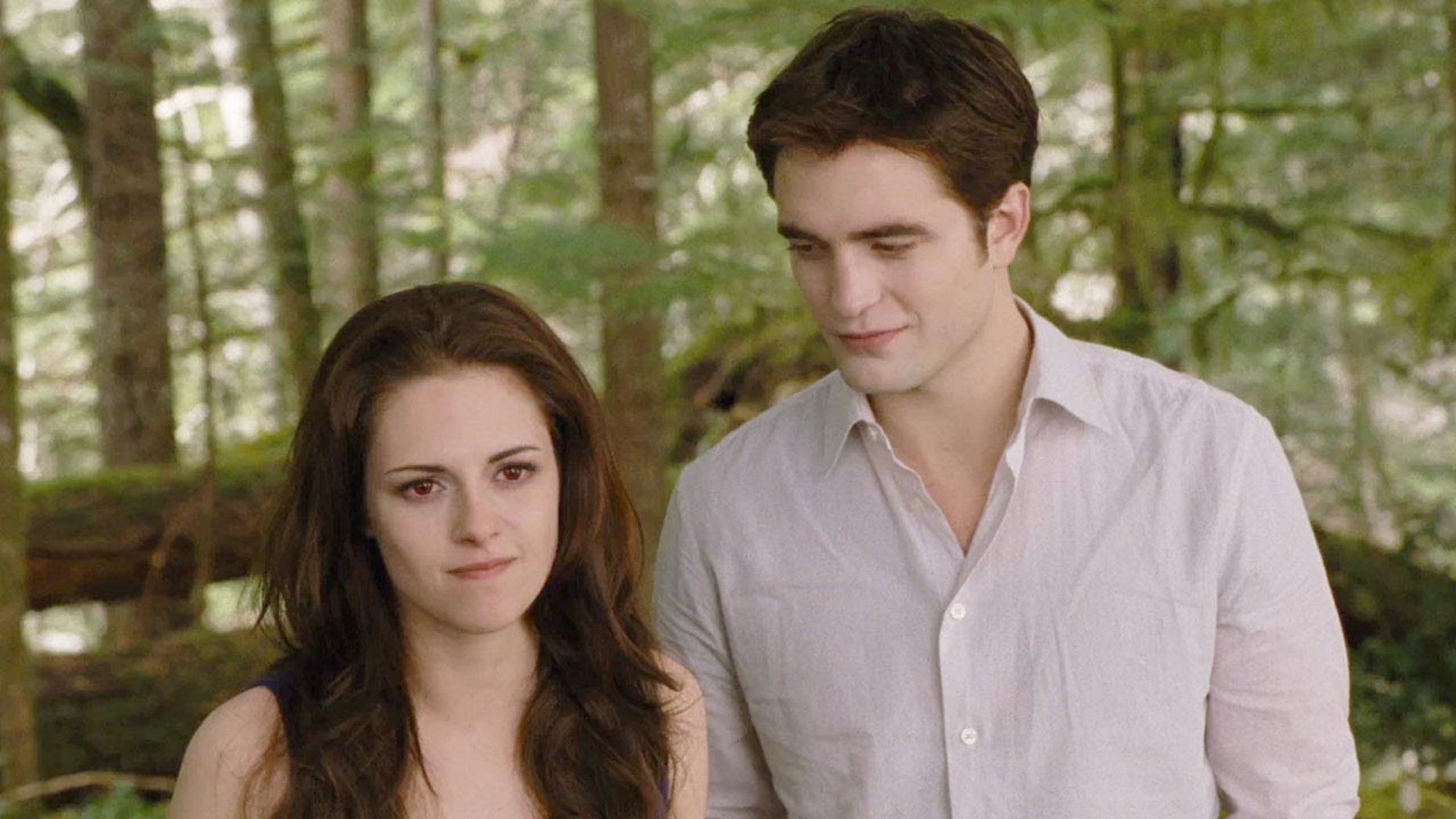 <p>Bien que ce volet soit plus divertissant que d’autres volets de la franchise <em>Twilight</em>, ce <a href="https://www.cine-histoire.ca/film/the-twilight-saga-breaking-dawn-part-ii/" rel="noreferrer noopener">film de 2012</a> qui suit les efforts de Bella (Kristen Stewart) et d’Edward (Robert Pattinson) pour protéger Renesmee, leur nouveau-née vampire, des dangereux Volturi, s’est <a href="https://hollywoodpq.com/the-twilight-saga-breaking-down-part-2-critique-du-film/" rel="noreferrer noopener">tout de même fait démolir</a>. Comme le pointe <a href="https://www.rollingstone.com/movies/movie-reviews/the-twilight-saga-breaking-dawn-part-2-127011/" rel="noreferrer noopener">Peter Travers, critique du magazine</a><a href="https://www.rollingstone.com/movies/movie-reviews/the-twilight-saga-breaking-dawn-part-2-127011/" rel="noreferrer noopener"><em> Rolling Stone</em></a>, dire que le dernier volet de la série est le meilleur de tous, c’est comme dire qu’un rhume banal est préférable à la grippe porcine.</p>