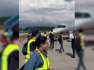 Klimaktivisten blockieren beim Kongresszentrum Palexpo in Genf mehrere Privatjets. Der Flugverkehr kam zum Erliegen.