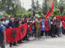 Sérvios e albaneses protestam em Kosovo