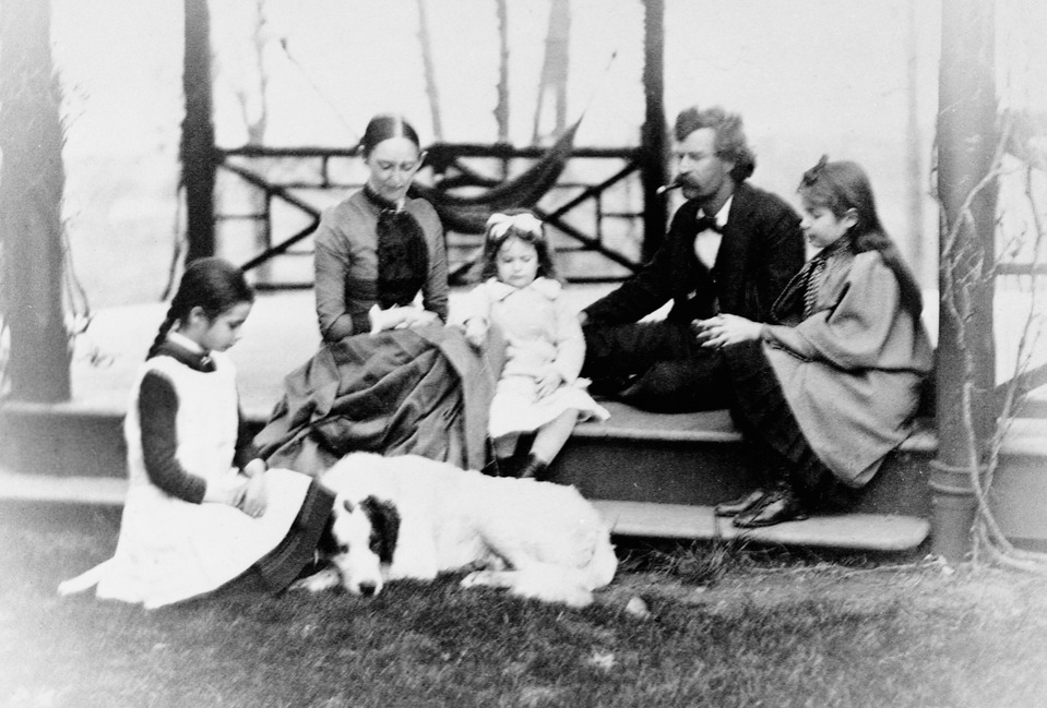 <p>In 1870, Twain married Olivia Langdon, an abolitionist from New York. The two had four children. Their only son tragically passed away as a toddler, and two of their daughters died in their 20s. Sam Clemens himself died at age 88 in Connecticut in 1910, and Olivia Clemens died in 1904 at age 58. </p> <p>Their surviving child, Clara Clemens, had one child herself, Nina Gabrilowitsch. Nina had no children and died in 1966. With that, the Samuel Clemens line disappeared. No direct descendants of Mark Twain are alive today.</p>