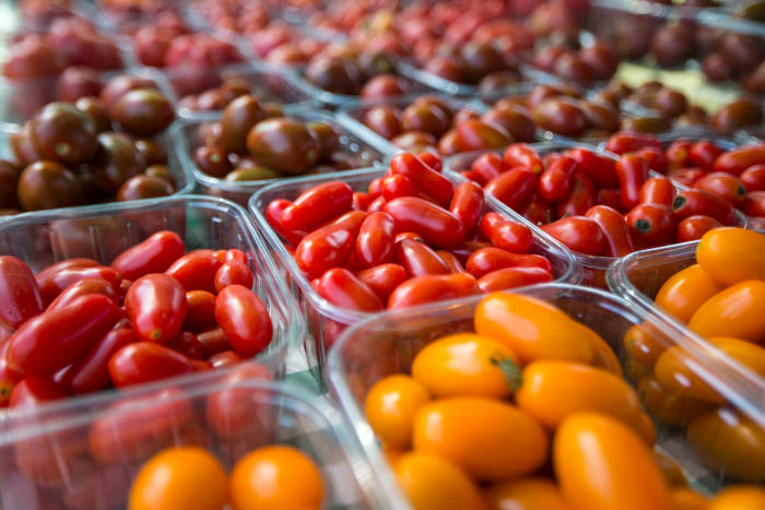 des agriculteurs se mobilisent contre les tomates cerises à moins d'1 euro