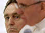 Erzbischof Georg Gänswein schaut auf Papst Franziskus, der seine Botschaft während einer Audienz vorträgt.