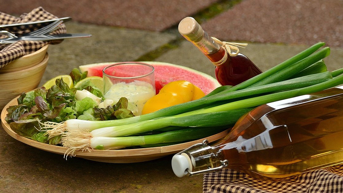pět jídel s jarní cibulkou: jednoduchá jarní polévka, pestrý a osvěžující tvarohový salát nebo pikantní marinovaná asijská kachna