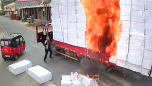 Caminhoneiro em pânico tenta apagar incêndio em sua carga