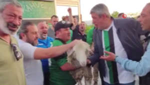Kucağına koyun alan Kocaelispor taraftarlarından eşi benzeri görülmemiş istifa çağrısı