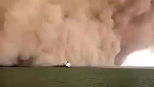 Incredibile tempesta di sabbia nel Canale di Suez