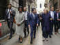 La exsecretaria de Estado de EE UU, Hillary Clinton, camina con el 'president' Pere Aragonès por el centro de Barcelona, este viernes.