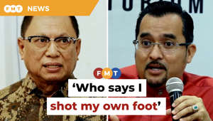 Umno Supreme Council member Puad Zarkashi takes umbrage at party secretary-general Asyraf Wajdi Dusuki’s remark that he was ‘shooting ourselves in the foot’ with his criticism of a minister in the unity government.Read More:https://www.freemalaysiatoday.com/category/nation/2023/06/03/puad-remains-defiant-in-criticism-of-rafizi-as-economy-minister/Laporan Lanjut:https://www.freemalaysiatoday.com/category/bahasa/tempatan/2023/06/03/apa-salahnya-rafizi-ditegur-puad-soal-asyraf/Free Malaysia Today is an independent, bi-lingual news portal with a focus on Malaysian current affairs. Subscribe to our channel - http://bit.ly/2Qo08ry ------------------------------------------------------------------------------------------------------------------------------------------------------Check us out at https://www.freemalaysiatoday.comFollow FMT on Facebook: http://bit.ly/2Rn6xEVFollow FMT on Dailymotion: https://bit.ly/2WGITHMFollow FMT on Twitter: http://bit.ly/2OCwH8a Follow FMT on Instagram: https://bit.ly/2OKJbc6Follow FMT on TikTok : https://bit.ly/3cpbWKKFollow FMT Telegram - https://bit.ly/2VUfOrvFollow FMT LinkedIn - https://bit.ly/3B1e8lNFollow FMT Lifestyle on Instagram: https://bit.ly/39dBDbe------------------------------------------------------------------------------------------------------------------------------------------------------Download FMT News App:Google Play – http://bit.ly/2YSuV46App Store – https://apple.co/2HNH7gZHuawei AppGallery - https://bit.ly/2D2OpNP#FMTNews #PuadZarkashi #AsyrafWajdiDusuk #RafiziRamli