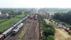 Scontro tra treni in India, il bilancio sale a 261 morti e oltre 900 feriti