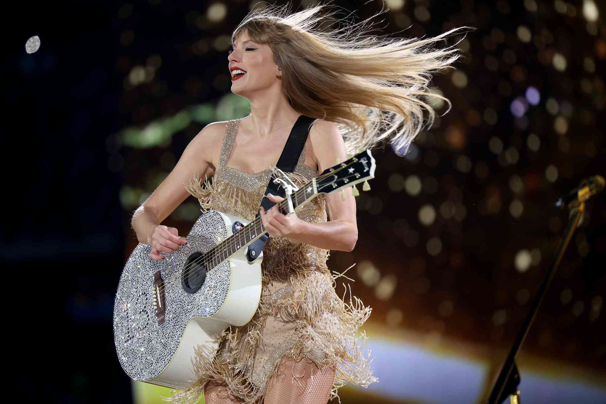 taylor swift plays more mashups as surprise songs during 1st singapore eras tour show