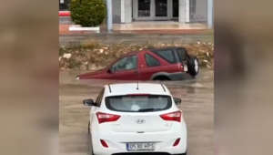 En Yecla, tal ha sido la acumulación de agua que varios vehículos han quedado atrapados en un aparcamiento
