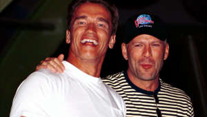 Arnold Schwarzenegger rend hommage à Bruce Willis